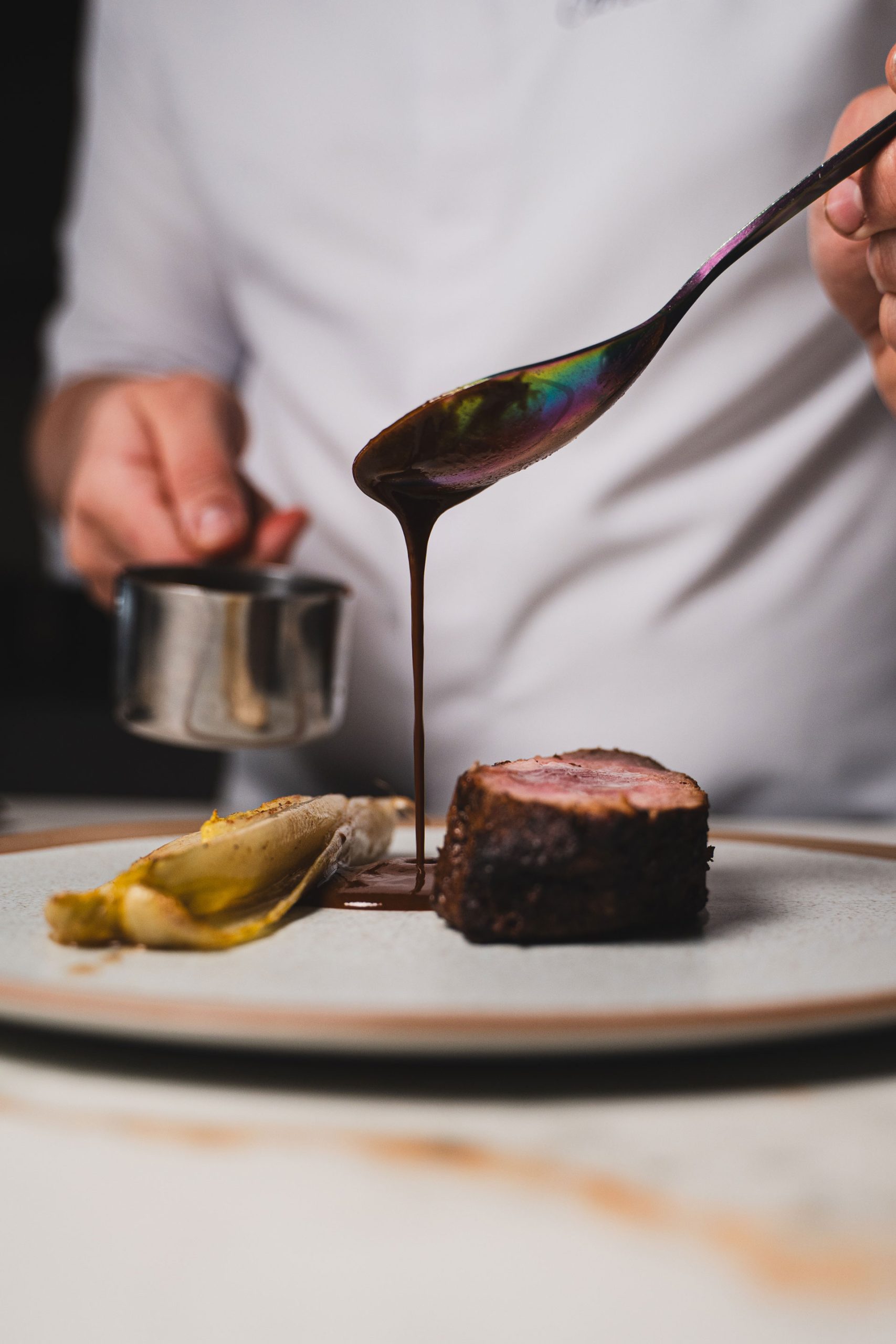 Presa ibérica, berenjena ahumada y jugo de carne